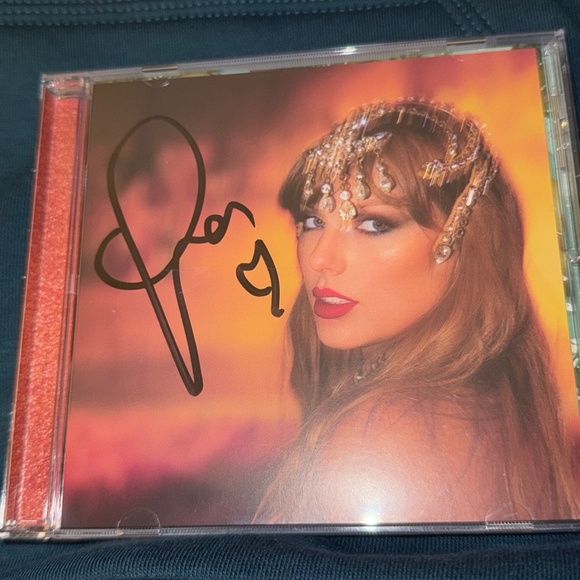 Taylor Swift The Life of a Showgirl Signed CD - Picture 1 of 1